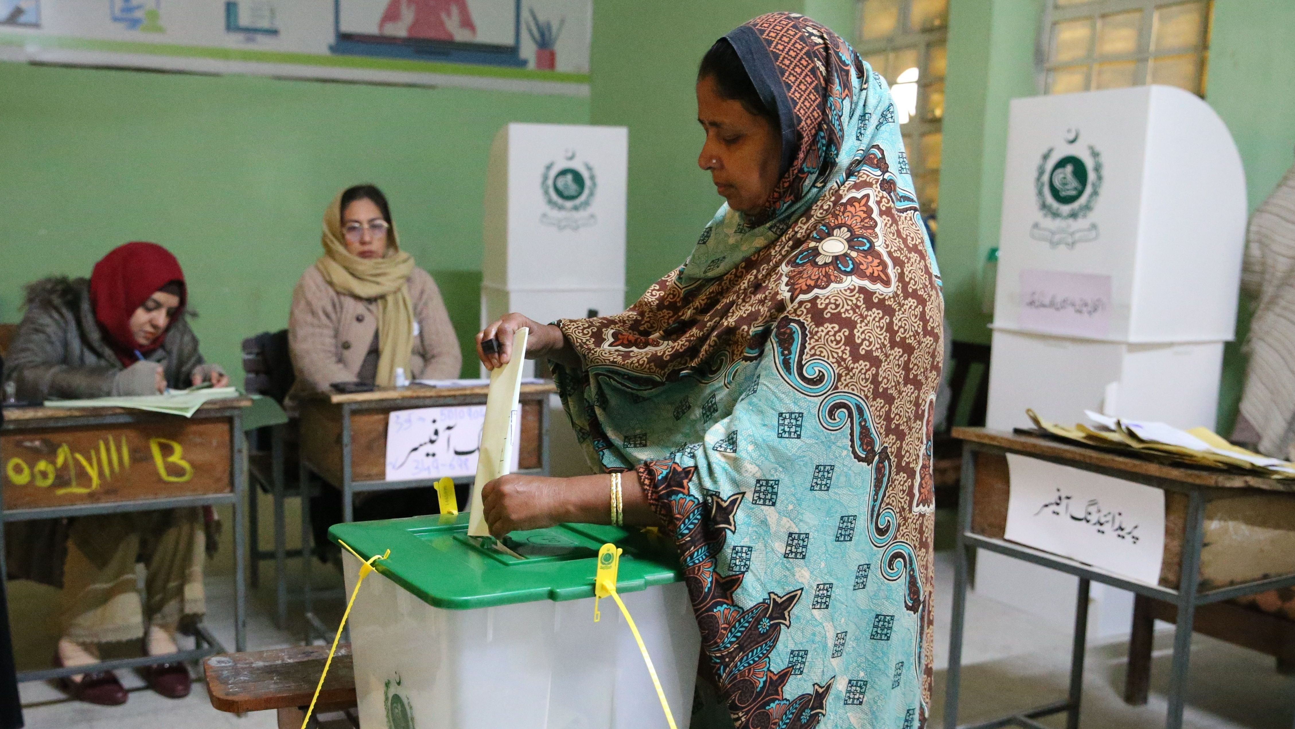 Povo paquistanês vota em uma seção eleitoral durante as eleições gerais em Islambad, Paquistão, em 8 de fevereiro de 2024