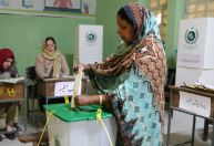 Paquistão suspende serviços móveis de internet e fecha fronteiras para garantir votação