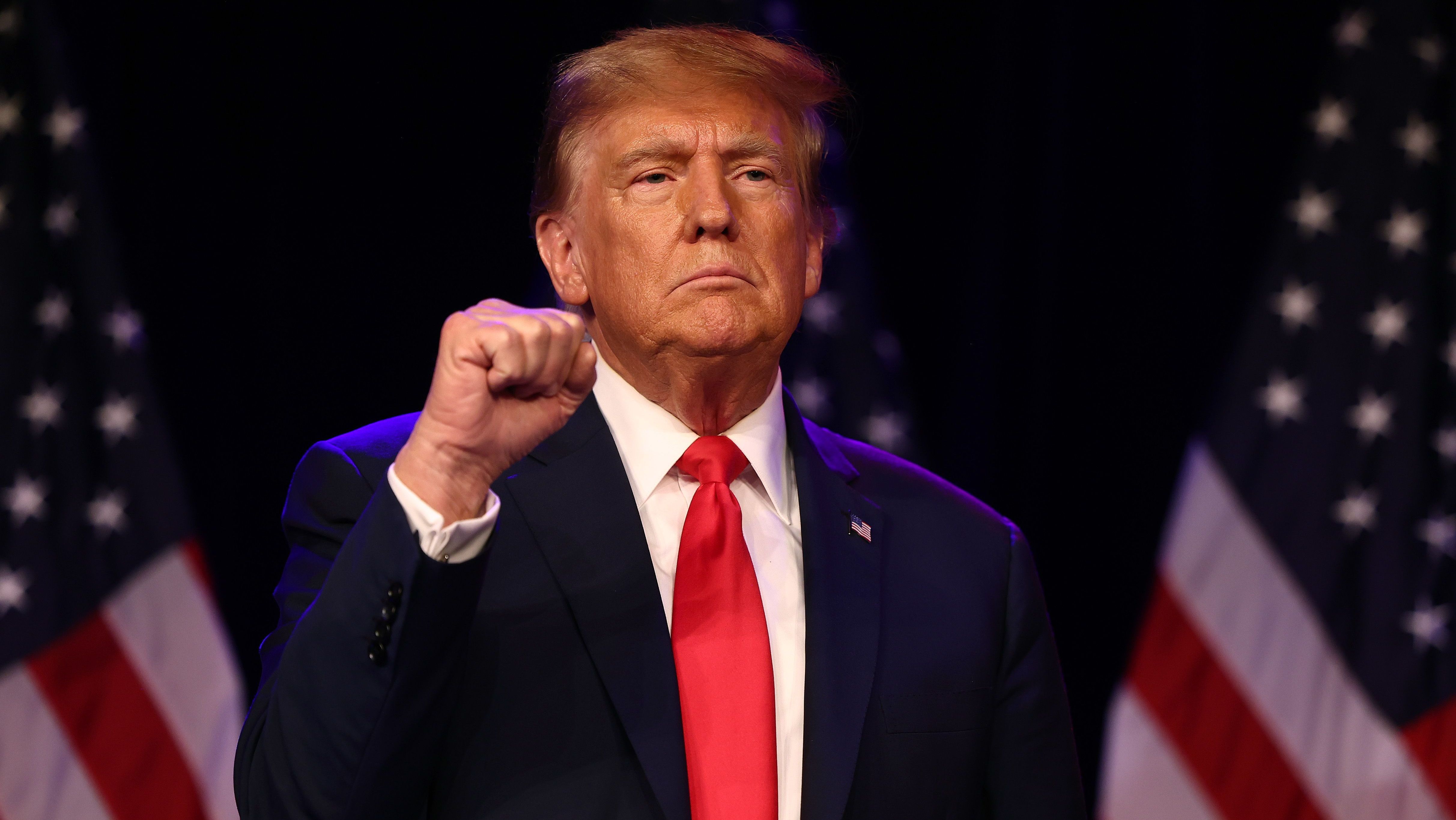 Pré-candidato republicano e ex-presidente dos EUA, Donald Trump, em comício a apoiadores depois de vencer as prévias republicanas em Nevada, em 8 de fevereiro de 2024.