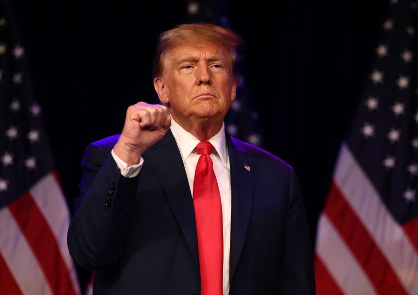 Pré-candidato republicano e ex-presidente dos EUA, Donald Trump, em comício a apoiadores depois de vencer as prévias republicanas em Nevada, em 8 de fevereiro de 2024. / Mario Tama/Getty Images