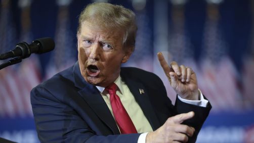 O candidato presidencial republicano e ex-presidente Donald Trump fala durante um comício Get Out The Vote na Coastal Carolina University em 10 de fevereiro de 2024 em Conway, Carolina do Sul
