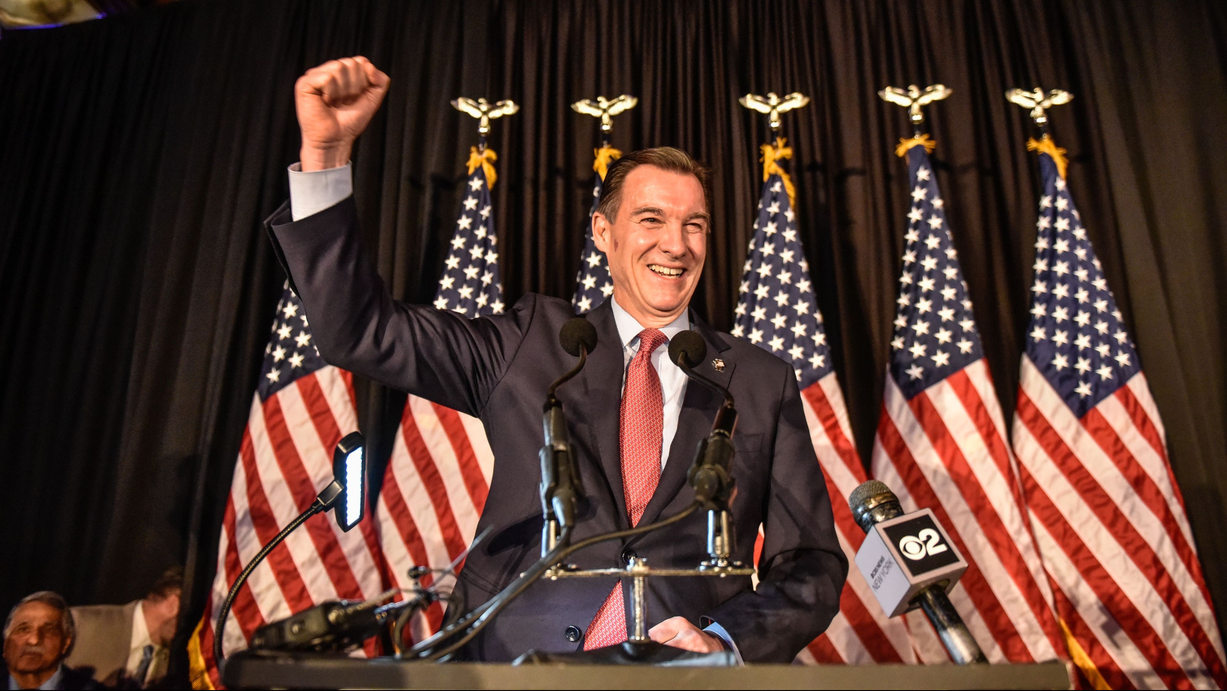 O candidato democrata à Câmara dos EUA, Tom Suozzi, comemora sua vitória na eleição especial para substituir o deputado republicano George Santos em 13 de fevereiro de 2024
