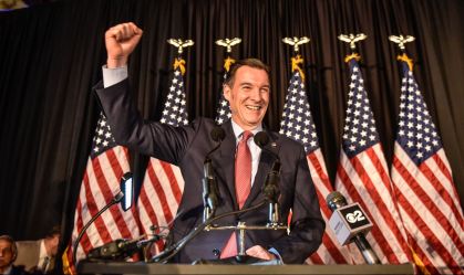 O candidato democrata à Câmara dos EUA, Tom Suozzi, comemora sua vitória na eleição especial para substituir o deputado republicano George Santos em 13 de fevereiro de 2024