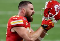 Namorado de Taylor Swift, Travis Kelce bate recorde histórico pelo Chiefs