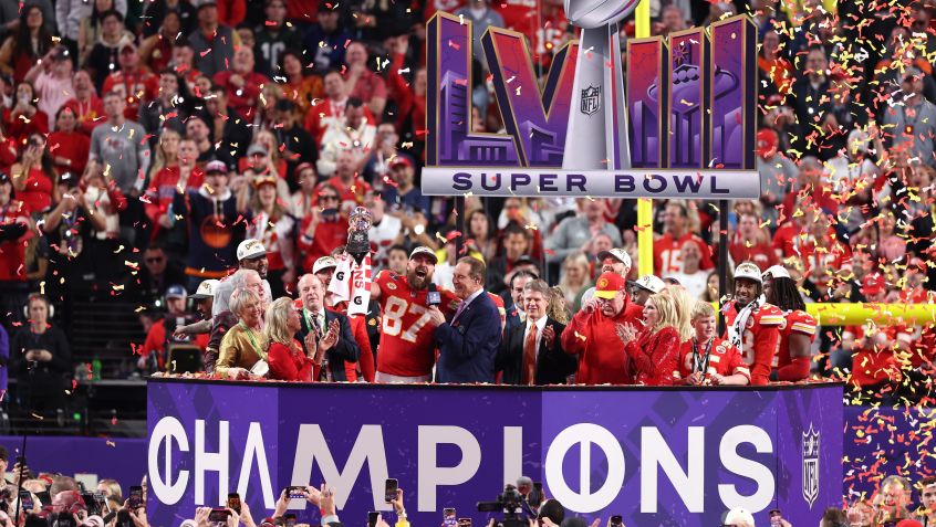 Jogadores e comissão do Kansas City Chiefs comemoram o título no Super Bowl LVIII / Steph Chambers/Getty Images
