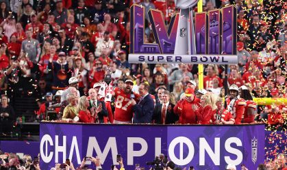 Jogadores e comissão do Kansas City Chiefs comemoram o título no Super Bowl LVIII