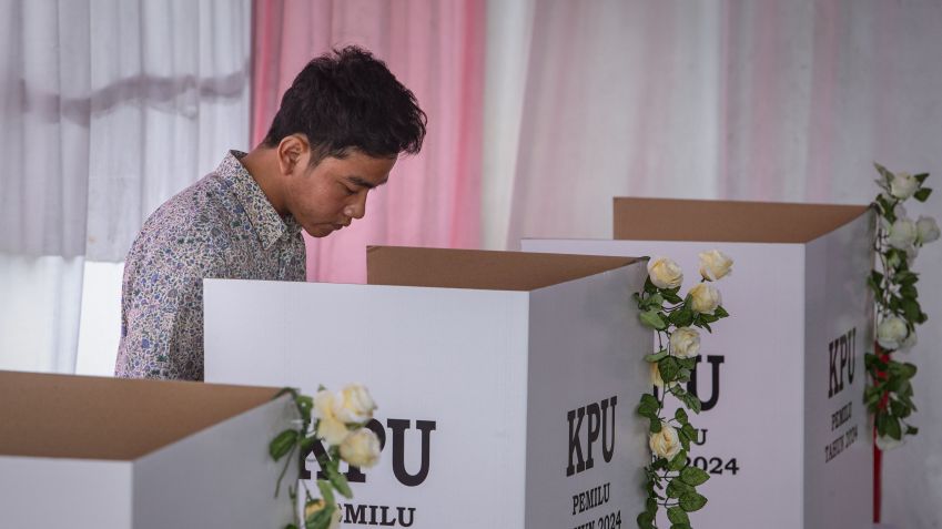 O candidato à vice-presidência Gibran Rakabuming Raka, filho mais velho do presidente indonésio Joko Widodo e atual prefeito da cidade de Surakarta, vota em uma seção eleitoral durante a eleição presidencial indonésia em 14 de fevereiro de 2024 / Ulet Ifansasti/Getty Images