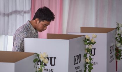 O candidato à vice-presidência Gibran Rakabuming Raka, filho mais velho do presidente indonésio Joko Widodo e atual prefeito da cidade de Surakarta, vota em uma seção eleitoral durante a eleição presidencial indonésia em 14 de fevereiro de 2024