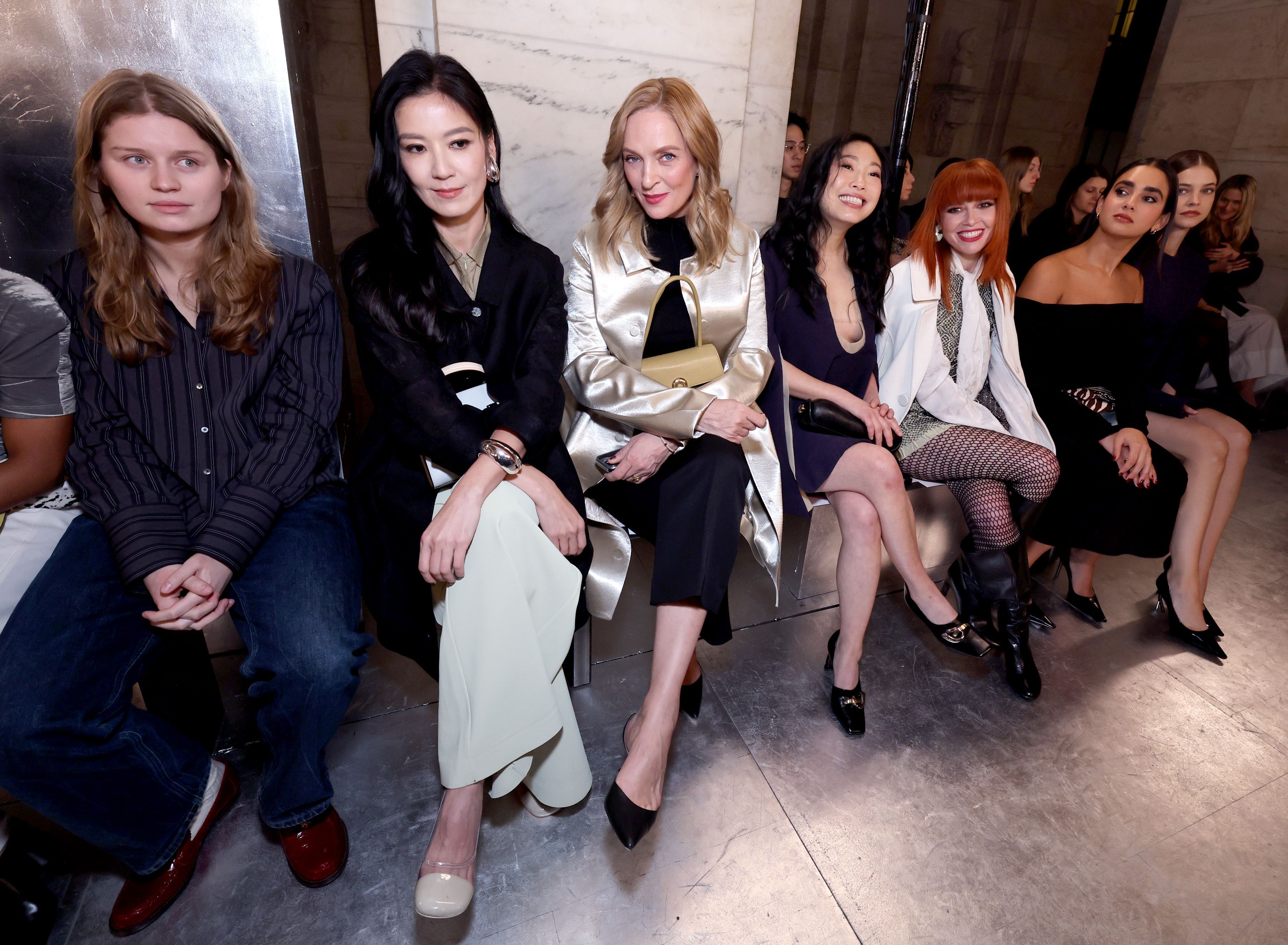 Girl In Red, Kelly Lin, Uma Thurman, Natasha Lyonne e Geraldine Viswanathan no desfile de Tory Burch / Cindy Ord/Getty Images for Tory Burch
