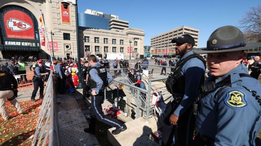 Polícia responde a um tiroteio na Union Station durante o desfile da vitória do Kansas City Chiefs Super Bowl LVIII em 14 de fevereiro de 2024 em Kansas City, Missouri / Jamie Squire/Getty Images