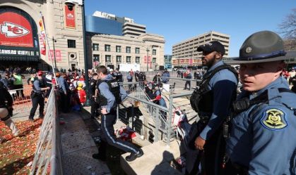 Polícia responde a um tiroteio na Union Station durante o desfile da vitória do Kansas City Chiefs Super Bowl LVIII em 14 de fevereiro de 2024 em Kansas City, Missouri