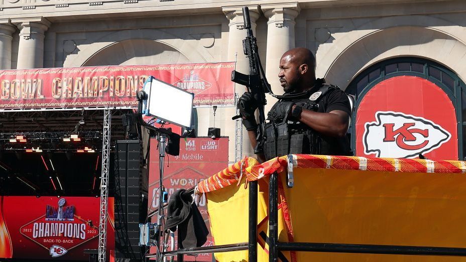 Polícia responde a um tiroteio na Union Station durante o desfile da vitória do Kansas City Chiefs pelo título do Super Bowl LVIII em 14 de fevereiro de 2024 em Kansas City, Missouri