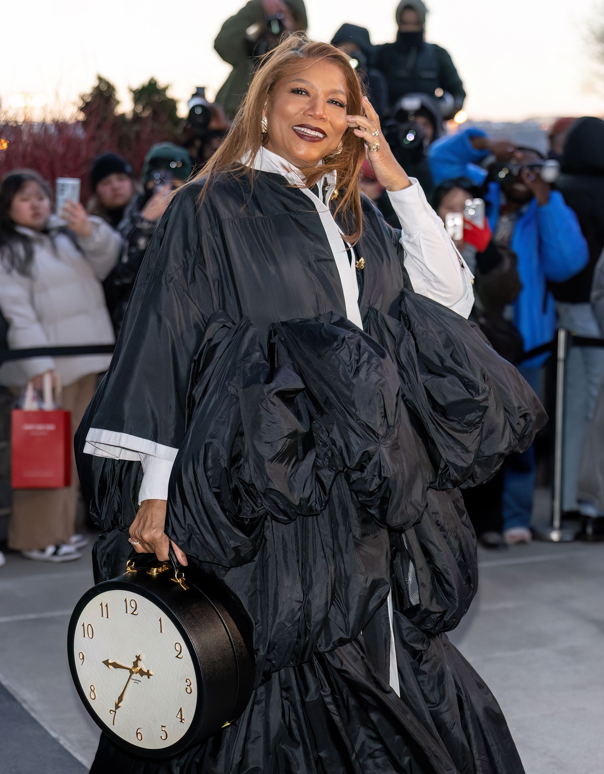 A atriz e cantora Queen Latifah marcou presença no desfile de Thom Browne durante a New York Fashion Week no dia 14 de fevereiro / Gilbert Carrasquillo/GC Images