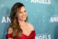 Mãe de gêmeos, Hilary Swank admite que tem passado muitas noites em claro
