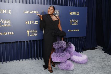 Danielle Brooks no tapete cinza do SAG Awards 2024