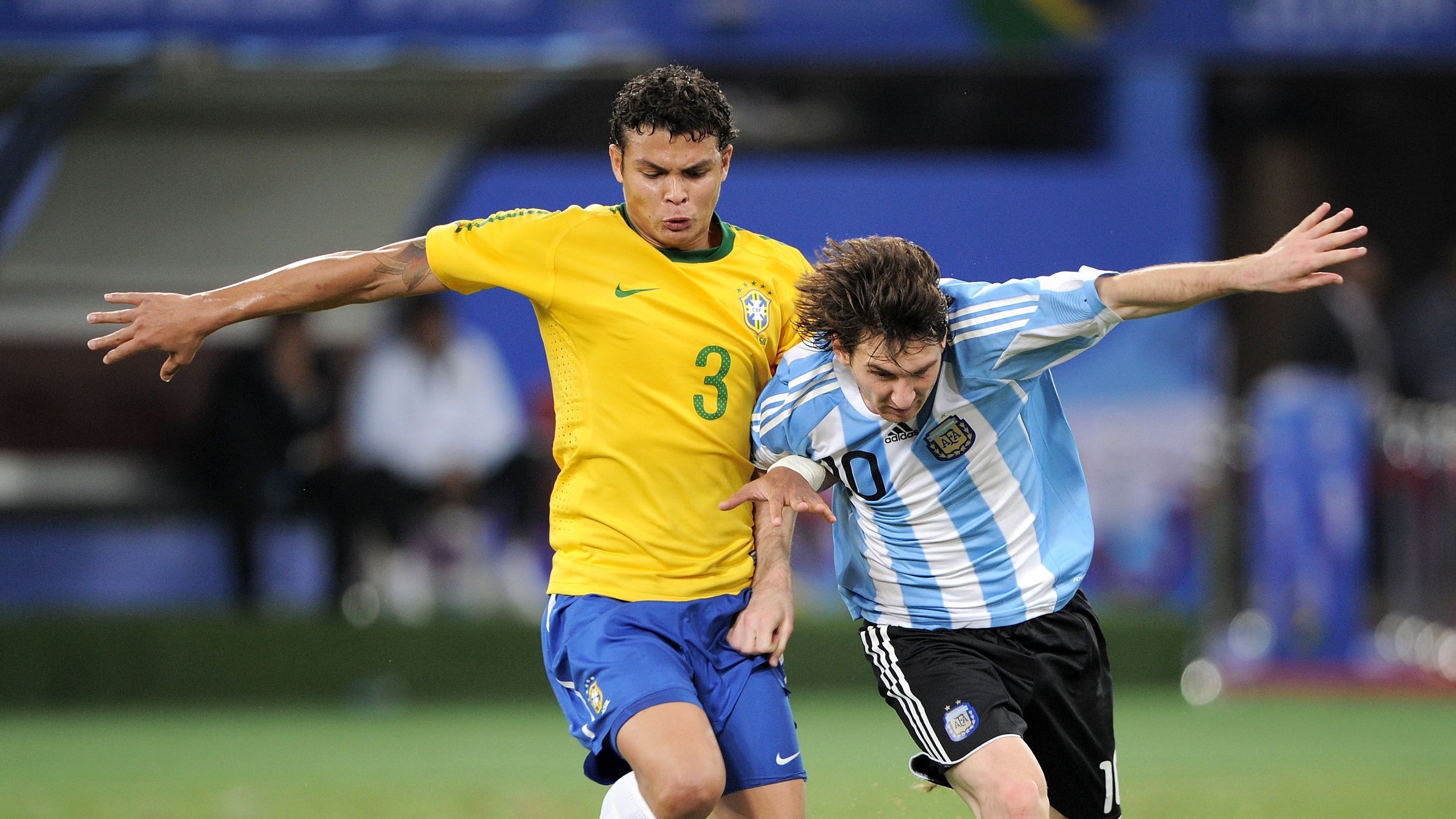Thiago Silva marca Messi em clássico com a Argentina