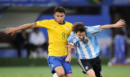 Thiago Silva marca Messi em clássico com a Argentina