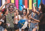 Estudo mostra como glitter usado no carnaval contamina rios e oceanos