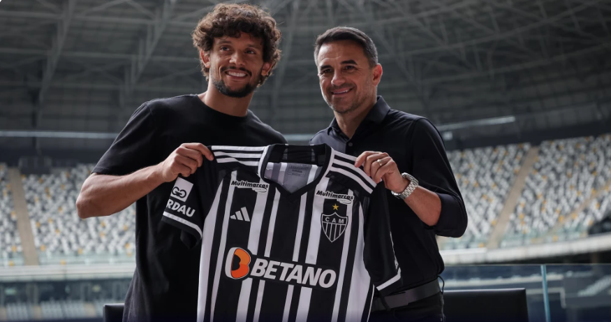 Gustavo Scarpa (esq) e Rodrigo Caetano durante apresentação na Arena MRV