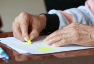 Fevereiro Roxo: conheça sinais que antecedem Alzheimer