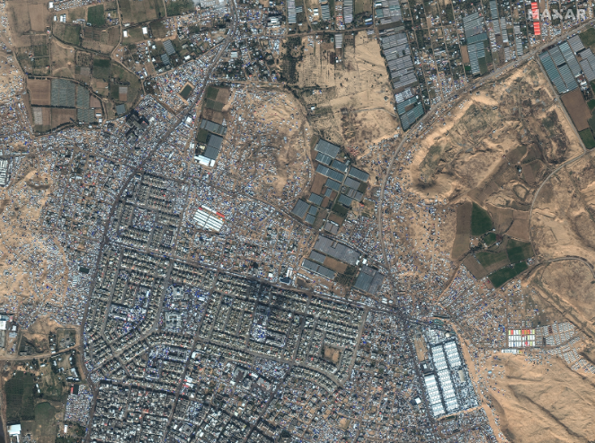 Imagem de satélite mostra uma cidade de tendas improvisada em Rafah