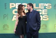 Adam Sandler se sente abençoado por ter casamento duradouro em Hollywood