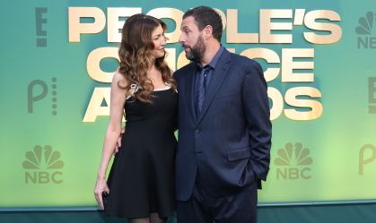 Adam Sandler se sente abençoado por ter casamento duradouro em Hollywood