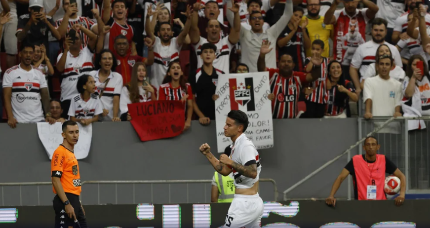 James comemora gol pelo São Paulo contra Inter de Limeira