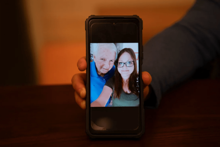 Janine Pierson exibe uma selfie que tirou com Caldwell em seu telefone em Hartford, Connecticut. Pierson tirou a foto durante uma visita a Caldwell em 2022 e é a única fotografia que ela tem com ele / Laura Oliverio/CNN