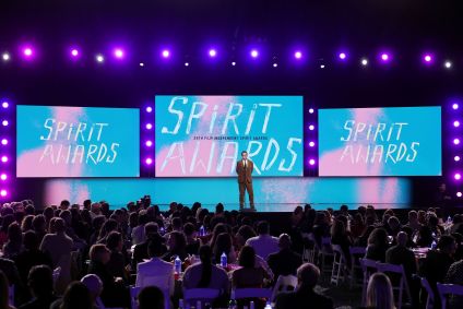 Josh Welsh, presidente da Film Independent Spirit Awards, no palco evento neste domingo (25), em Santa Monica, Califórnia