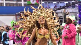 Juju Salimeni estreou como rainha de bateria da Barroca Zona Sul