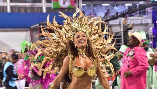 Juju Salimeni estreou como rainha de bateria da Barroca Zona Sul