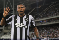 Júnior Santos celebra noite artilheira pelo Botafogo e se emociona ao lembrar do pai