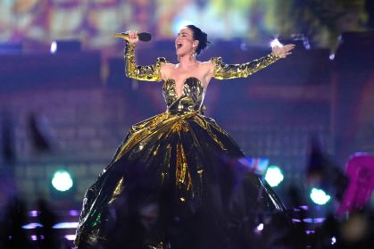 Katy Perry se apresentando em Concerto da Coroação no Castelo de Windsor, na Inglaterra, em 7 de maio de 2023