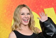 Kylie Minogue diz que está curtindo solteirice aos 55 anos