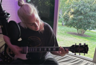 Lady Gaga diz que não lançará álbum de rock, e fãs brincam: "É forró"