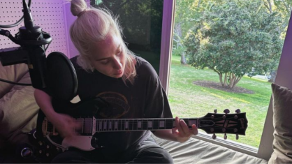 Lady Gaga vem publicando diversas fotos que dão a entender que ela está produzindo um novo álbum de estúdio