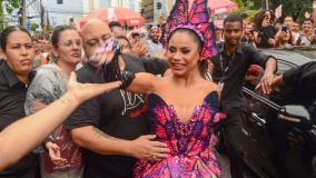 Lexa causou tumulto ao chegar para o desfile de seu bloco em SP