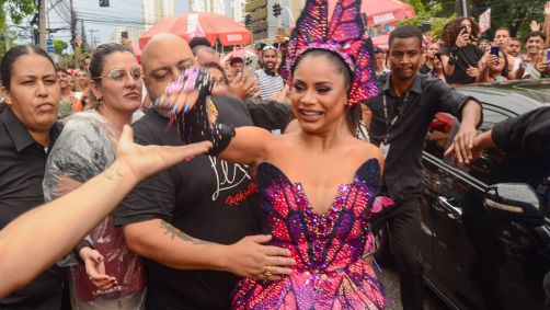 Lexa causou tumulto ao chegar para o desfile de seu bloco em SP