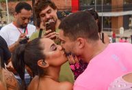 Lexa troca beijos com namorado durante desfile de seu bloco em SP