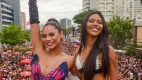 Lexa e sua irmã, Wenny Isa, durante seu bloco em SP