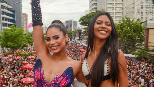 Lexa e sua irmã, Wenny Isa, durante seu bloco em SP
