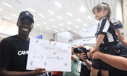 Luiz Henrique em seu primeiro contato com a torcida do Botafogo no Rio de Janeiro