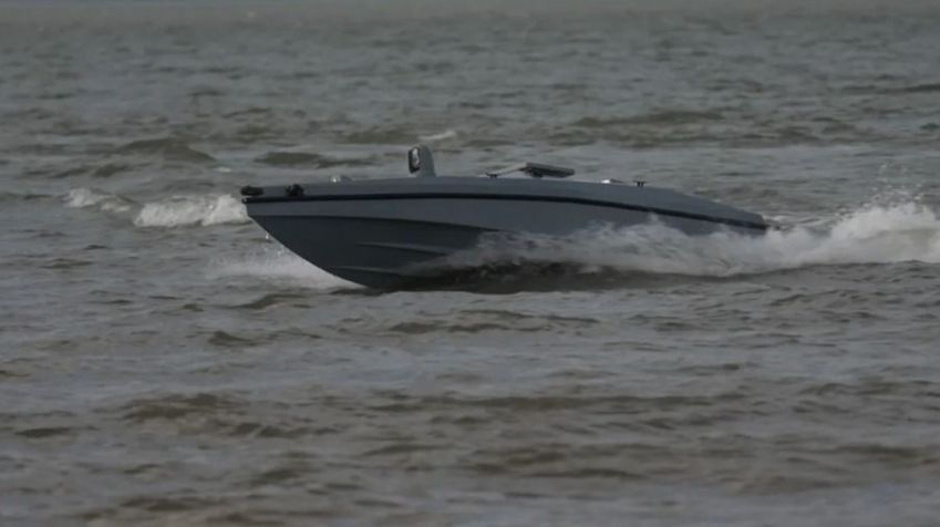 Os drones “MAGURA” têm apenas alguns metros de comprimento e são movidos por jet skis, disse o piloto, e têm um grande alcance de cerca de 800 quilômetros. / Peter Rudden/CNN
