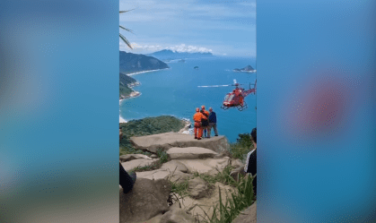 Helicóptero do Corpo de Bombeiros faz resgate cinematográfico em ponto turístico do Rio