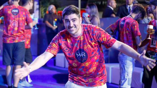 Marcelo Adnet no primeiro dia de desfile em camarote na Marquês de Sapucaí.