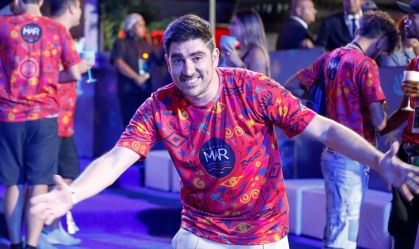 Marcelo Adnet no primeiro dia de desfile em camarote na Marquês de Sapucaí.