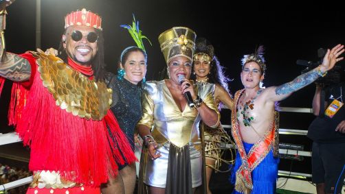 Margareth Menezes, ministra da Cultura, recebe Lan Lan e Nanda Costa em seu trio na abertura do Carnaval de Salvador