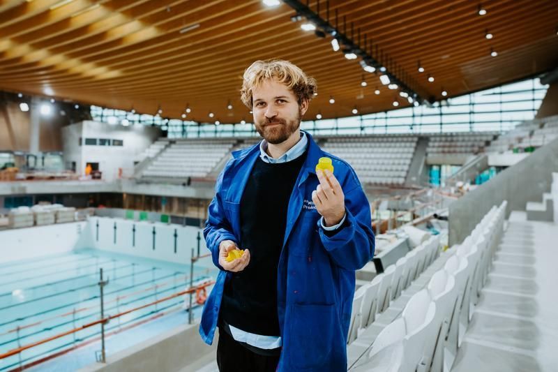 Marius Hamelot mostra plástico usado em reciclagem / Roxane Montaron / Les Canaux
