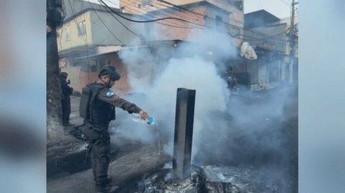 A Polícia Militar realiza megaoperação em comunidades do Rio de Janeiro comandadas pelo Comando Vermelho, como o Complexo do Alemão e da Penha, na zona norte da cidade, nesta terça-feira (27).
